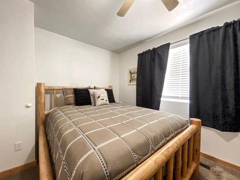 Raspberry Patch View- New Listing with new hot tub House in Garden City