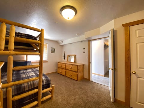 Raspberry Patch View- New Listing with new hot tub House in Garden City