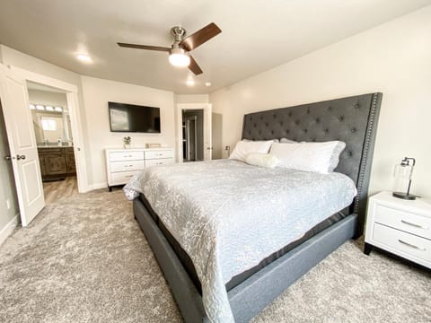 Beautiful New Build-Rendezvous Retreat in Lochwood House in Garden City