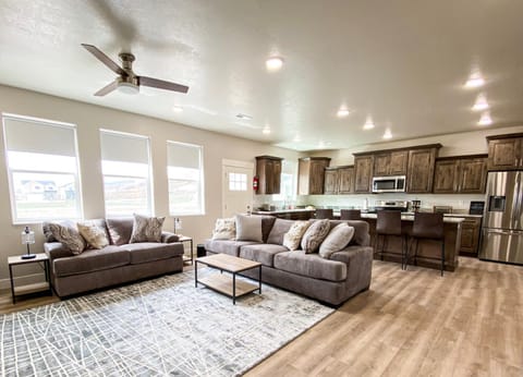 Beautiful New Build-Rendezvous Retreat in Lochwood House in Garden City