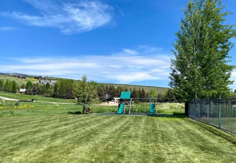 Beautiful New Build-Rendezvous Retreat in Lochwood House in Garden City