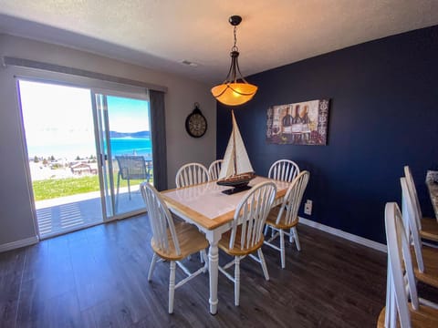 Gorgeous Updated Lake View Condo 942 3 House in Garden City