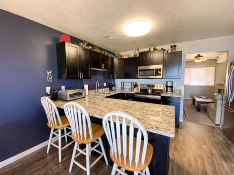 Gorgeous Updated Lake View Condo 942 3 House in Garden City