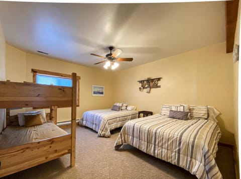 Bear Ridge Lodge, Sleeps 20 House in Garden City