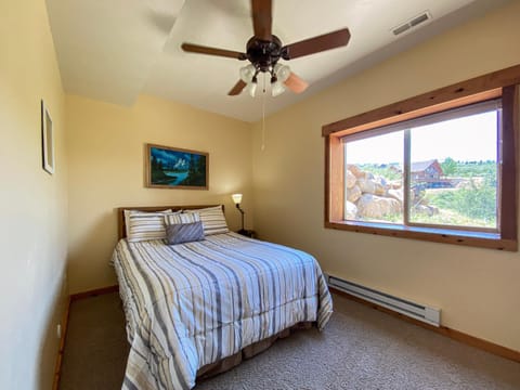 Bear Ridge Lodge, Sleeps 20 House in Garden City