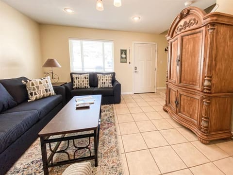 Lake View Condo 890 2 House in Garden City