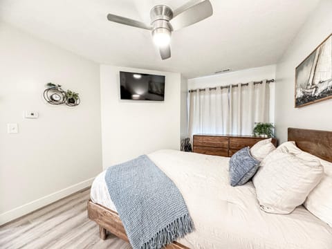 Inn Building Condo 209, Beautifully updated, view House in Garden City