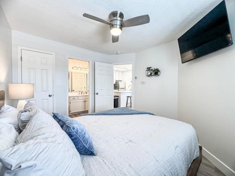 Inn Building Condo 209, Beautifully updated, view House in Garden City