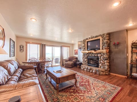 Lake View Condo 874 4 with Awesome Lake View House in Garden City