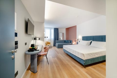 Bed, TV and multimedia, Living room, Photo of the whole room, Seating area, Bedroom