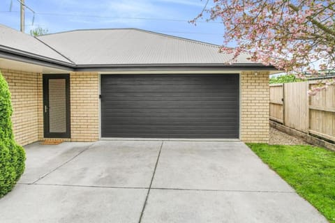 Pool-Table, Projector, Fooseball -By KOSH BNB House in Hamilton