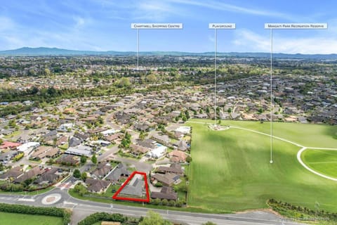 Pool-Table, Projector, Fooseball -By KOSH BNB House in Hamilton