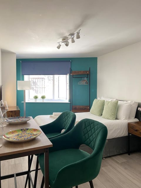 Bed, Photo of the whole room, Seating area, Dining area