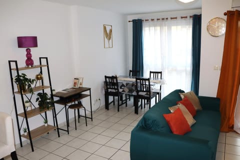 Seating area, Dining area