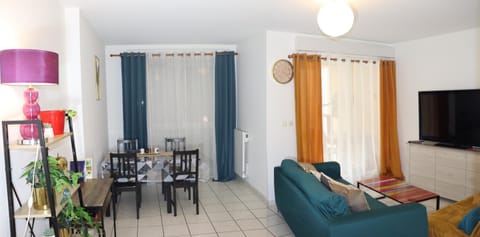 Communal lounge/ TV room, TV and multimedia, Living room, Seating area, Dining area