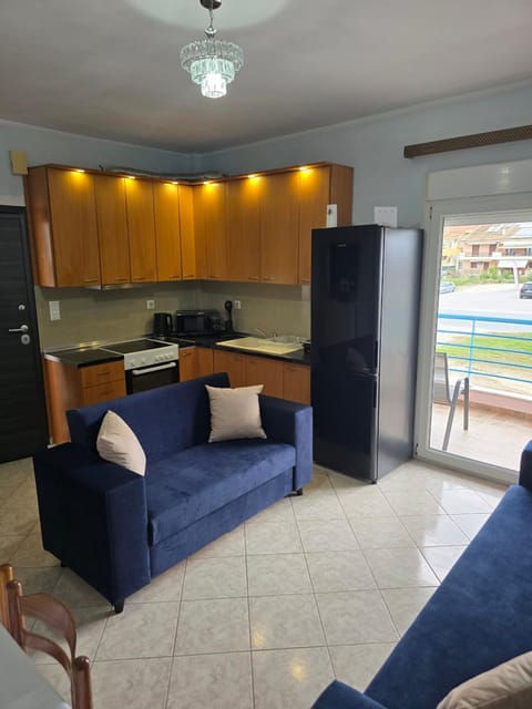 Kitchen or kitchenette, Living room, Seating area, Dining area, oven