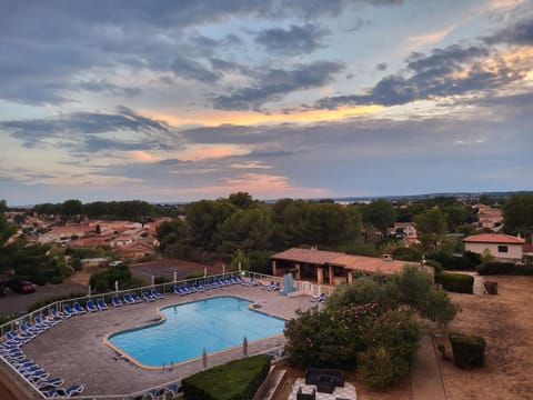 Property building, Natural landscape, Pool view, Swimming pool, Swimming pool, Sunset, sunbed