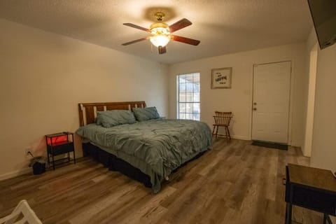 Spacious Stay for 12 - Central Fort Worth House in Fort Worth