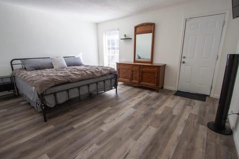 The Wonder Inn - Sleeps 11 near TCU House in Fort Worth