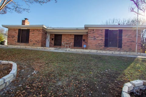 The Wonder Inn - Sleeps 11 near TCU House in Fort Worth