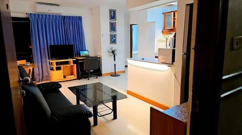 TV and multimedia, Living room, Seating area, air conditioner