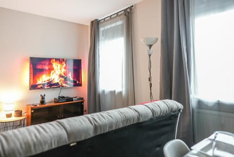 TV and multimedia, Living room, Seating area, Evening entertainment