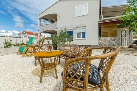 Property building, Facade/entrance, Balcony/Terrace