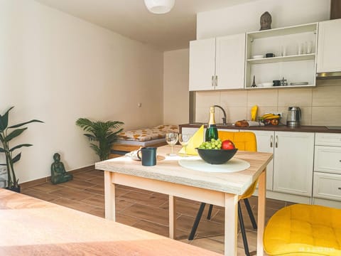 Bed, Kitchen or kitchenette, Dining area