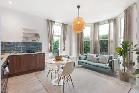 Kitchen or kitchenette, Living room, Seating area, Dining area