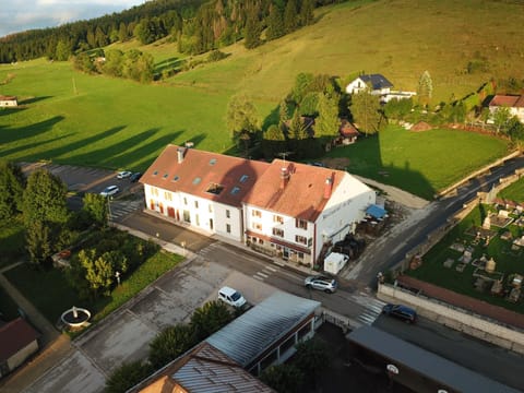 Property building, Neighbourhood, Natural landscape, Bird's eye view, Street view, Location, Parking