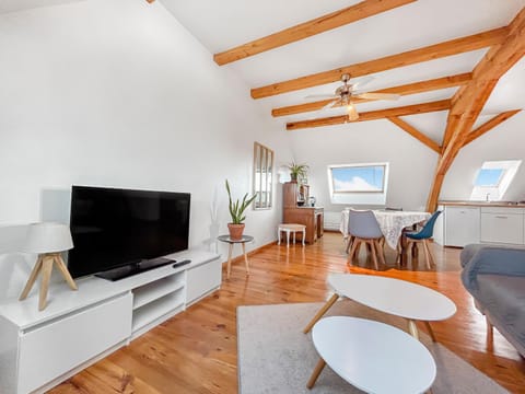 Communal lounge/ TV room, TV and multimedia, Dining area