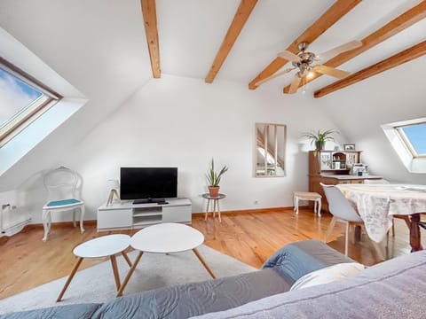 Communal lounge/ TV room, TV and multimedia, Living room, Seating area, Dining area