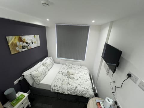 Bed, TV and multimedia, Bedroom