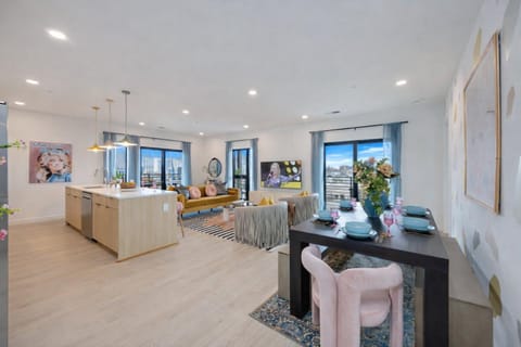 Hyve-The Dolly Parton Experience-Private Balcony House in The Gulch