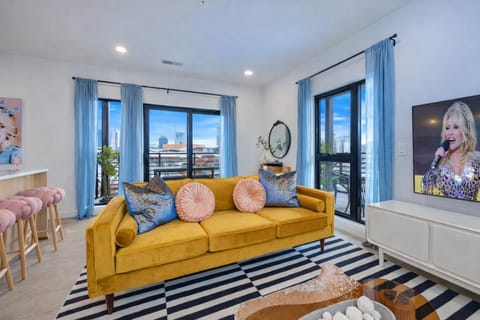 Hyve-The Dolly Parton Experience-Private Balcony House in The Gulch