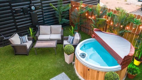 Starlight Horizon 2 Cabins Hot Tub & Pool - Pet-Friendly Texas Hill Country Stay Near Canyon Lake Sleeps 12, Stargazing, Group Getaway Cabin in Canyon Lake