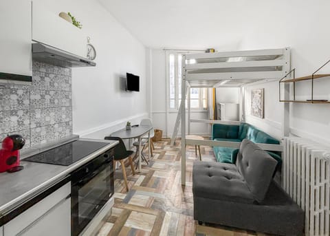 TV and multimedia, Kitchen or kitchenette, Living room, Dining area, stove