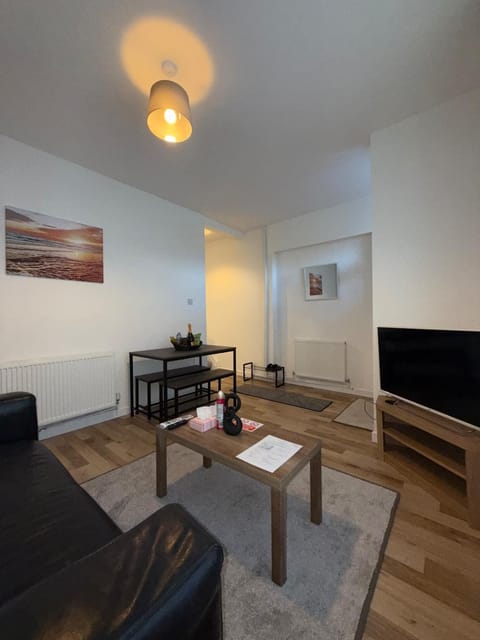 Communal lounge/ TV room, TV and multimedia, Living room, Seating area, Evening entertainment