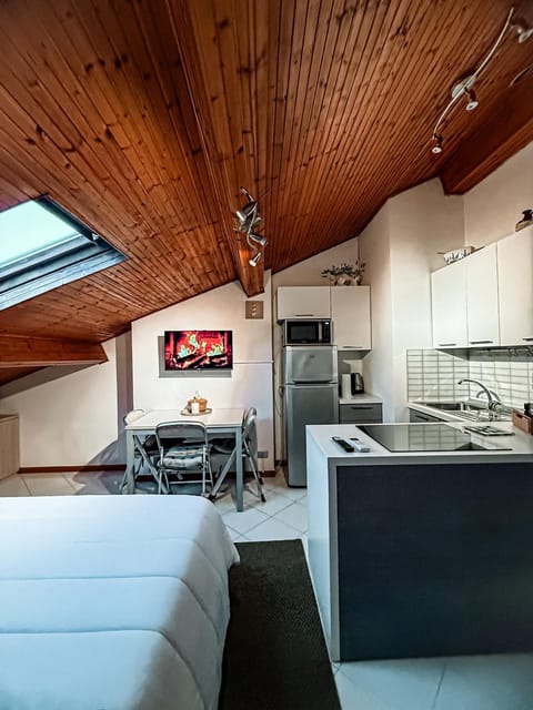 Kitchen or kitchenette, Seating area, Dining area