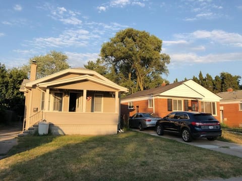 Super Cute & Great Home With 4 Beds King Bed 65Inch TV Fenced Backyard New Appliances BBQ Grill Porch Outdoor Furniture Villa in Ferndale