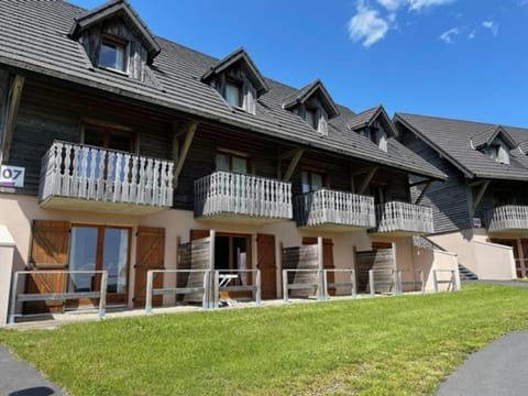 Duplex 8 pers à Super-Besse avec balcon - FR-1-814-44 Apartment in Besse-et-Saint-Anastaise