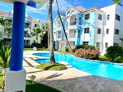 Property building, Day, Garden, Garden view, Pool view, Swimming pool, sunbed