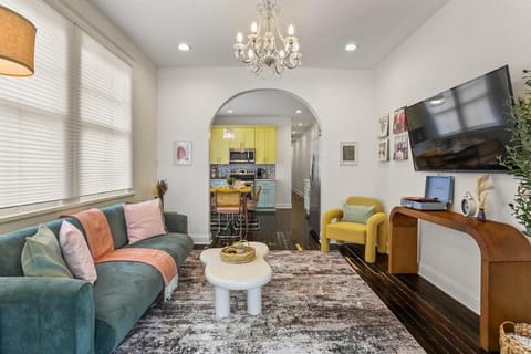 Sun Petals Chic 3Bed 3 Mins to Superdome & CBD House in New Orleans
