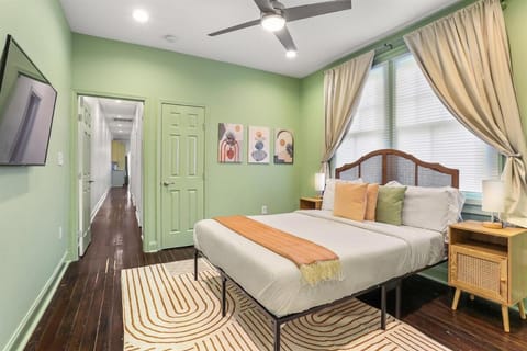 Sun Petals Chic 3Bed 3 Mins to Superdome & CBD House in New Orleans