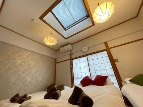 Bed, Bedroom, towels