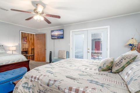 Bed, TV and multimedia, Bedroom