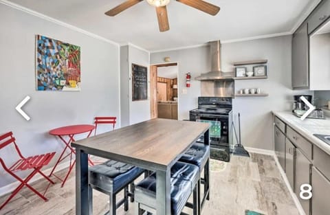 Kitchen or kitchenette, Dining area, oven