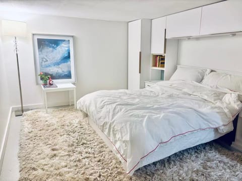 Private Suite With Spacious Yard House in Vancouver