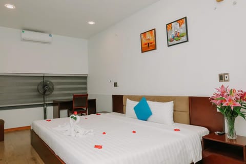 Bed, Living room, Seating area, air conditioner