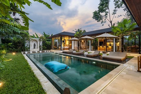 Pool view, Swimming pool, sunbed